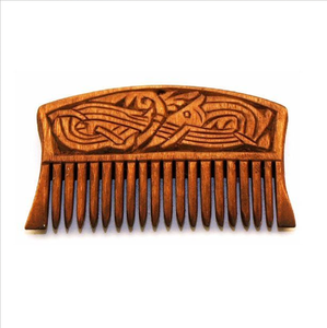 Peigne en bois traditionnel décoré de sculptures complexes en nœuds entrelacés de style nordique, disponible à prix de gros. - Product Image 1