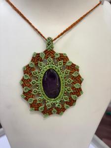 Collar Colgante de Macramé Hecho a Mano en Naranja y Verde con Piedra de Amatista y Cuentas Doradas, Joyería Estilo Boho al por Mayor - Product Image 1