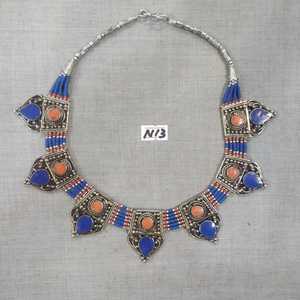 Colliers ethniques à pendentif en corail fleuri du bouddhisme tibétain avec perles tibétaines - Product Image 1