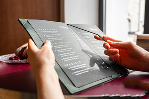 Porte-menu de restaurant personnalisé en cuir véritable de luxe, imperméable, robuste et résistant ALM-0051 - Product Image 2