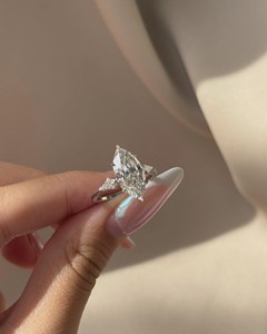 Anillo de tres piedras con diamante cultivado en laboratorio de corte marquesa de 3 CT – Anillo marquesa con certificación IGI E VVS2 y piedras laterales de corte cometa - Product Image 4