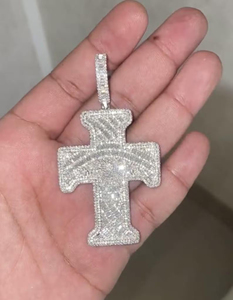 จี้รูปกางเขนเงินชุบโรเดียมประดับเพชรโมอิสซาไนต์ทรงบาแกตต์ VVS  แบบ Iced Out  เครื่องประดับทางศาสนา  ของขวัญสำหรับทุกเพศ  เครื่องประดับฮิปฮอป - Product Image 3