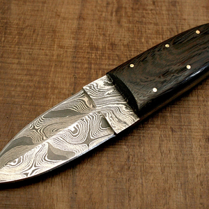Cuchillo de Cocina con Patrón Damasco, Mango de Madera Oscura y Construcción Remachada, Pieza Coleccionable de Estilo Tradicional Hecha a Mano - Product Image 2