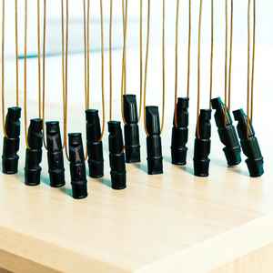 Silbato para perros hecho a mano con cuerno de búfalo negro premium y cuero redondo, herramienta de entrenamiento y motivación a precio mayorista - Product Image 1