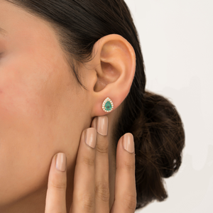 ต่างหูเพชรและมรกตทรงลูกแพร์ประดับเพชรแบบกลุ่ม ดีไซน์เรียบหรูสำหรับใส่ทุกวัน ทองคำขาว 18K - Product Image 4