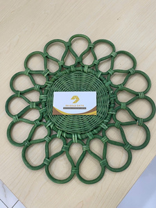 Assiette de table de Noël en rotin tressé à la main, moderne et texturée, en fibre naturelle, écologique, pour servir les collations, rose tressé - Product Image 2