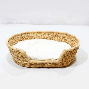 Lit pour chat ovale en jacinthe d'eau avec coussin blanc non amovible, rembourrage en coton, doux, minimaliste, pour toutes les saisons, utilisation en chambre à coucher - Product Image 1