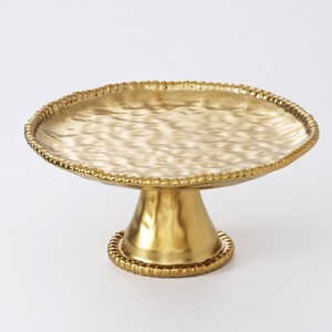 Élégant support à gâteau doré avec plateau texturé ondulé, bordure perlée et base sur pied assortie pour servir les desserts - Product Image 1