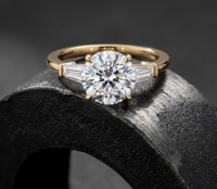 Bague de fiançailles classique pour femme en or plaqué 18K 14K avec diamant de laboratoire taille brillant rond et bande latérale à baguettes effilées