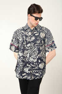 Camisa clásica para hombre, negra, de poliéster, con estampado floral, diseño de corte regular, con cuello de camisa y mangas cortas para uso casual. - Product Image 4