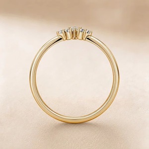 Bague de mariage en or jaune 9 carats avec diamant de laboratoire taille ronde 1,50 carat, couronne, diadème et motif chevron en V pour femme, bijoux fins personnalisés - Product Image 2