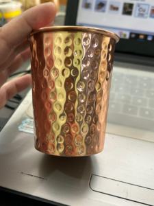 Vaso de Resina Ayurvédica de Alta Calidad de 200 ml, Diseño Martillado con Logotipo Personalizado, Recubrimiento Lacado, Vaso de Agua, Recuerdo, Artesanía de Resina Deportiva - Product Image 3