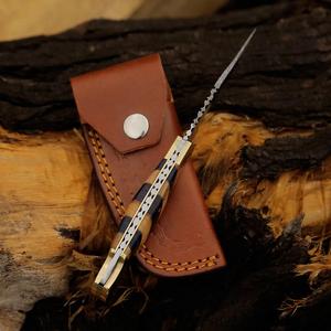 มีดพับเหล็กดามัสกัส EDC ตีขึ้นรูปด้วยมือ พร้อมระบบล็อคด้านหลัง ด้ามไม้โอ๊ลฟ์ แพคก้า บอสเทอร์ทองเหลือง พร้อมปลอกมีดพกพาอเนกประสงค์ - Product Image 5