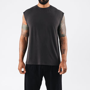Camiseta deportiva 100% poliéster para hombre en venta, color sólido, corte ajustado, camiseta de fitness para hombre, camiseta de levantamiento de pesas para hombre. - Product Image 1