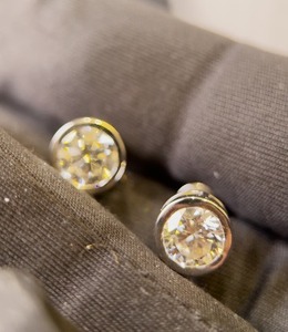 ต่างหูเพชรทรงกลม 1.50 กะรัต ตัวละ 14K ทองคำขาว ประดับแบบ Bezel Setting เครื่องประดับเจ้าสาวที่ได้รับการรับรอง - Product Image 3