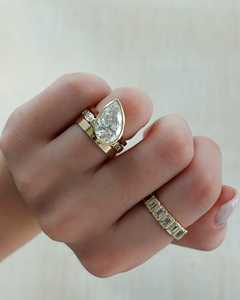 Bague de mariage moderne en or véritable 18 carats avec diamant de laboratoire taille poire de 5 carats, sertie clos, bande de 1,5 mm, design goutte d'eau horizontale, bijoux fins - Product Image 4