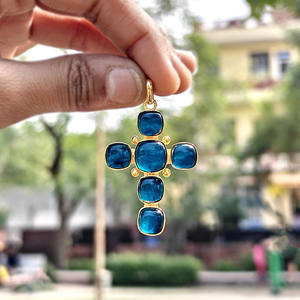 Pendentif Croix Crucifix Bohème pour Enfants en Apatite et Jade Plaqué Or 18K, Coupe Coussin, en Laiton Massif, Composant de Collier Perlé - Product Image 5