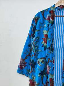 Kimono de Terciopelo Azul Hecho a Mano: Chaqueta Boho con Estampado Floral - Product Image 3