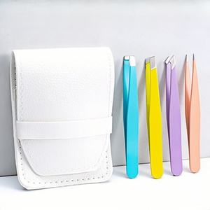 Juego de Pinzas para Cejas RMI de 4 Colores Diferentes, con Punta Plateada y 4 Puntas Diferentes, y Estuche Magnético Blanco - Product Image 1