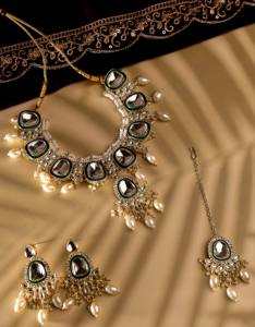 Collier traditionnel indien en or plaqué or avec bijoux Kundan et Meenakari verts, avec boucles d'oreilles et Maang Tikka, pour mariée, mariage, vente en gros pour femmes - Product Image 2