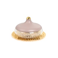 Ramadan premium metal serveerschaal met gehamerd koepelvormig deksel, luxe presentatie voor dadels, gedroogd fruit, snoep, chocolade en snacks.