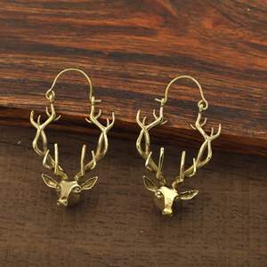 Boucles d'oreilles en forme de tête de cerf en laiton plaqué or, bijoux unisexes de forme animale vintage - Product Image 1