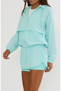 Ensemble coupe-vent léger pour femme avec sweat à capuche froissé et short, tenue de sport décontractée, ensemble de survêtement 2 pièces assorti avec taille élastique - Product Image 5