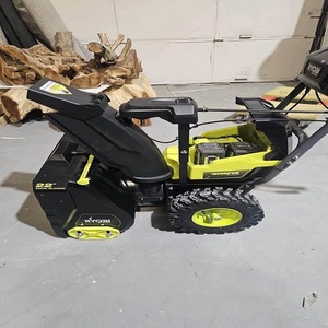 Máquina Quitanieves de Alta Resistencia Diseñada para Eliminar Nieve Profunda de Entradas de vehículos, Áreas de Estacionamiento y Grandes Superficies Exteriores - Product Image 1