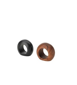Elegante servilletero de madera que se integra perfectamente con diversas temáticas de cena y opciones de lino. - Product Image 5