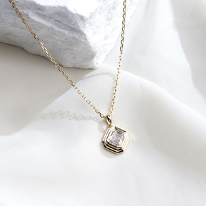 Collar solitario de diamante cultivado en laboratorio con corte Asscher de 1 quilate, claridad VVS, certificado IGI, en oro sólido de 14K, estilo geométrico minimalista VVS. - Product Image 2