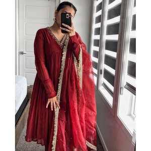 TRAVAIL DE BRODERIE À LA MODE CHINON ALIA CUT ROBE PALAZZO AVEC DUPATTA MAROON - Product Image 1