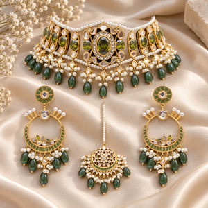 Fabricant de parures de mariée en gros plaquées or avec perles vert olive, comprenant collier ras-du-cou, boucles d'oreilles et tikka - Product Image 3