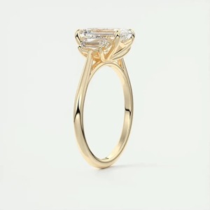 Bague de fiançailles et de mariage en or jaune 14 carats avec diamant de laboratoire taille émeraude 4.01 CT et pierres latérales trapézoïdales en trilogie - Product Image 4