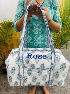 Bolsa de Viaje de Algodón Acolchada Hecha a Mano Estilo Bohemio con Estampado Floral, Amplia para Escapadas de Fin de Semana, Viajes Cortos, Equipaje de Mano - Product Image 4