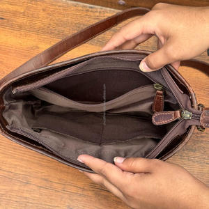 ODM OEM 2025 Fábricas Fabricación Rústico Desgastado Marrón Cuero Cremallera Crossbody Messenger Bag Bolsos de hombro de cuero de vaca para mujer - Product Image 6