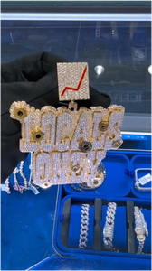 Colgante Hip Hop Personalizado con Letras 'LOCALS ONLY' con Incrustaciones de Moissanita, en Oro Bicolor, Efecto de Perforación, con Letra 'Stock Chart' - Product Image 4