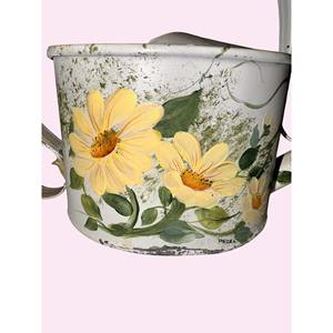 Arrosoir blanc avec imprimé de fleurs jaunes, parfait pour les plantes d'intérieur et d'extérieur, pour le jardin, le balcon, utilisation décorative et fonctionnelle - Product Image 2