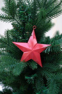 Ornement étoile rouge en métal suspendu, décoration d'arbre de Noël en étoile 3D - Product Image 2