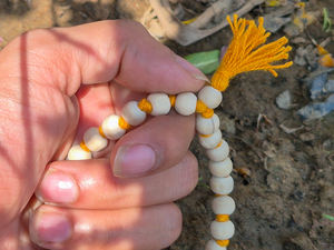 Auténtico Japa Mala de Tulsi con 28 Cuentas + 1 Cuenta Guru, Cuentas de Madera Blancas, Paquete a Granel de Sigma Exports para Cantar Mantras y Meditación - Product Image 3