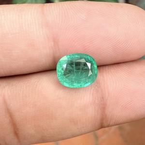 Esmeralda Zambiana Natural Genuina de 2.86 Quilates, Verde Vibrante, Facetada, Gema Suelta para Joyería Fina Personalizada de Diseñador - Product Image 2