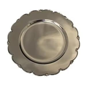 Plato de Presentación Redondo de Metal Dorado con Diseño Texturizado, Accesorio para Mesa de Comedor o Banquete - Product Image 5