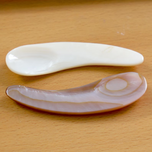 Cuillère artisanale en nacre pour huîtres, caviar et glaces, vaisselle écologique du Vietnam - Product Image 1