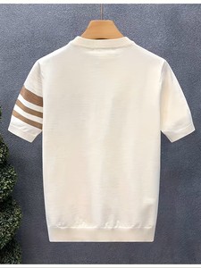 เสื้อยืดผู้ชายสีขาว ผ้าถักโพลีเอสเตอร์/คอตตอน 240 กรัม คอกลม แขนสั้น ลายทาง แต่งขอบตัดกัน ทรงปกติ สไตล์ลำลอง - Product Image 5