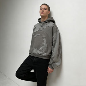 เสื้อฮู้ดดี้ผู้ชายสไตล์วินเทจสีเทาแบบมีรอยขาดแต่งผ้าปะติด ทรงโอเวอร์ไซส์ สวมใส่สบายๆ สไตล์สตรีทแวร์ - Product Image 4