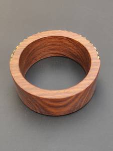 Bracelet d'anniversaire en bois fait main, jonc en bois de qualité supérieure, bijou de poignet de créateur, accessoire de mode, cadeau mémorable pour femme - Product Image 3