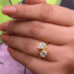 Bague Toi et Moi en or massif 14 carats avec diamant de laboratoire taille poire 1 carat, bague de fiançailles à deux pierres, bague à diamants ronds latéraux, bague ondulée - Product Image 3