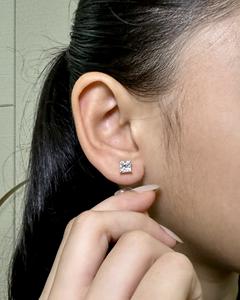 Pendientes Solitarios con Corte Princesa Atemporal, Oro de 14K, Joyería Fina de Lujo, Proveedor Mayorista para Novias - Product Image 1