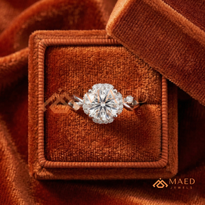 แหวนหมั้นทองคำขาว 14K/18K ทรงกลมประดับเพชรแบบ Halo พร้อมดีไซน์ลายเถาวัลย์และใบไม้ประดับด้านข้าง |   แหวนเจ้าสาวสุดโรแมนติกสำหรับผู้หญิง - Product Image 4