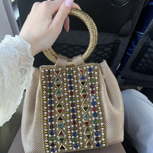 Sac de soirée élégant texturé doré avec embellissements géométriques en pierres colorées et poignée supérieure circulaire sophistiquée - Product Image 3