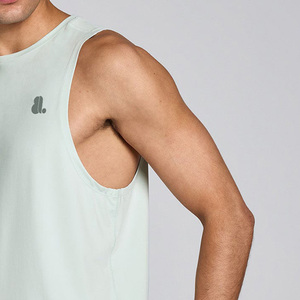 เสื้อกล้ามออกกำลังกายผู้ชายทรงเข้ารูป ผ้าสแปนเด็กซ์/คอตตอน แห้งเร็ว ลายการ์ตูน ย้อมสีแบบไทได พร้อมป้ายติดไหล่และลายปัก - Product Image 5